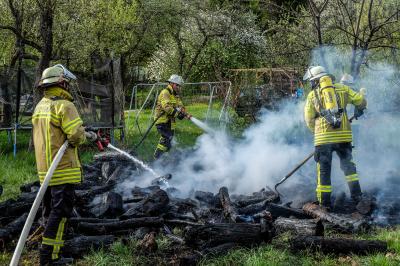 Nuertingen: Lagerfeuer geraet ausser Kontrolle - Feuerwehr muss Eingreifen